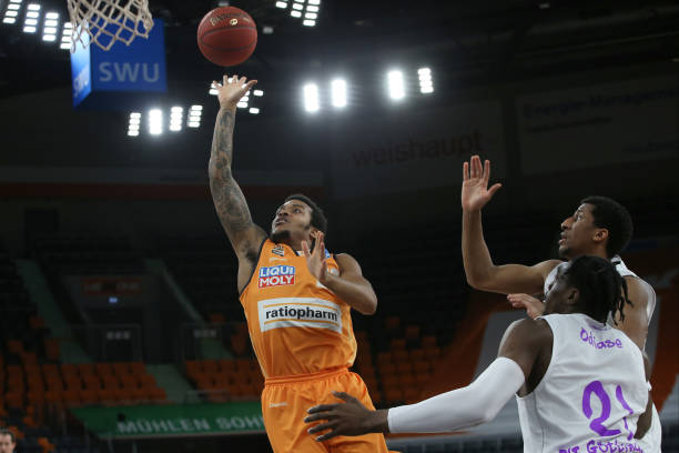 示出了与众 示出了与众